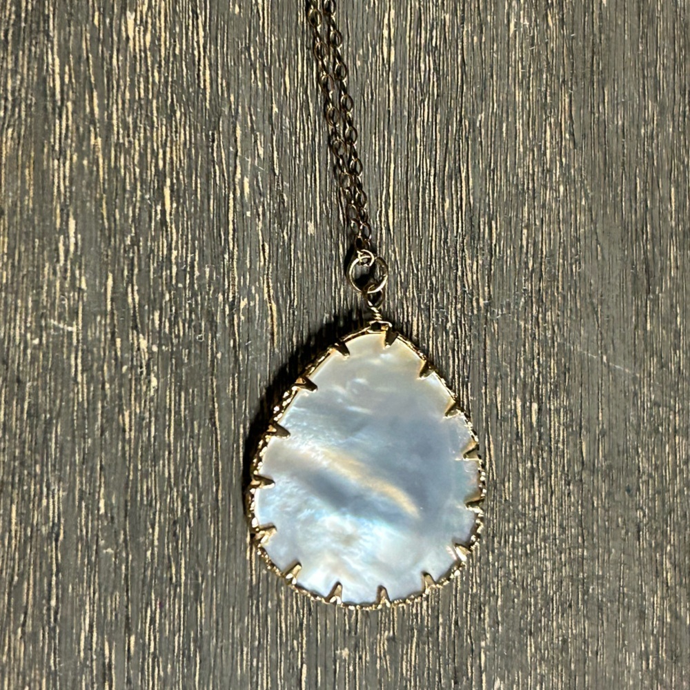 Real Mother of Pearl Teardrop Pendant Necklace 14KTGF 20 inch chain